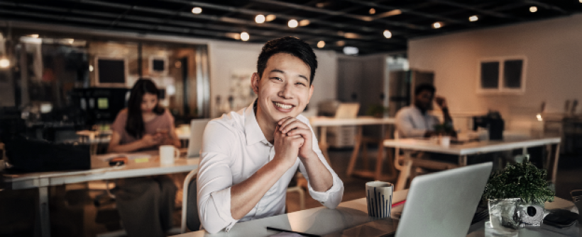 Ibovespa renova recordes enquanto indicadores mostram moderação no Brasil e no exterior.