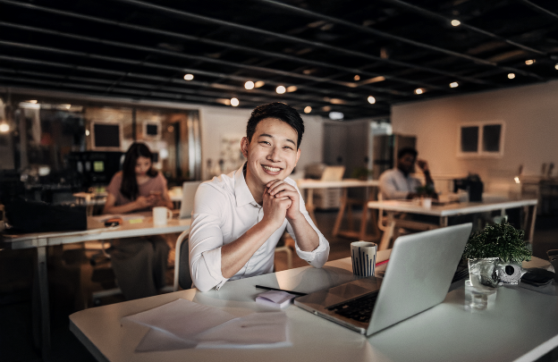Ibovespa renova recordes enquanto indicadores mostram moderação no Brasil e no exterior.