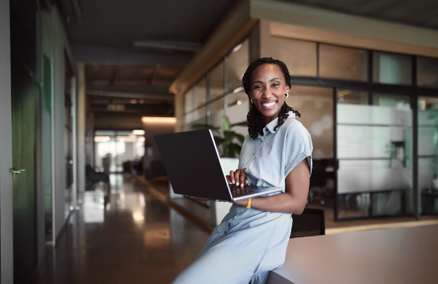 Cenário econômico: EUA mostram inflação mais controlada e mercado de trabalho perdendo ritmo, enquanto Brasil registra atividade mais moderada no PIB e na indústria.
