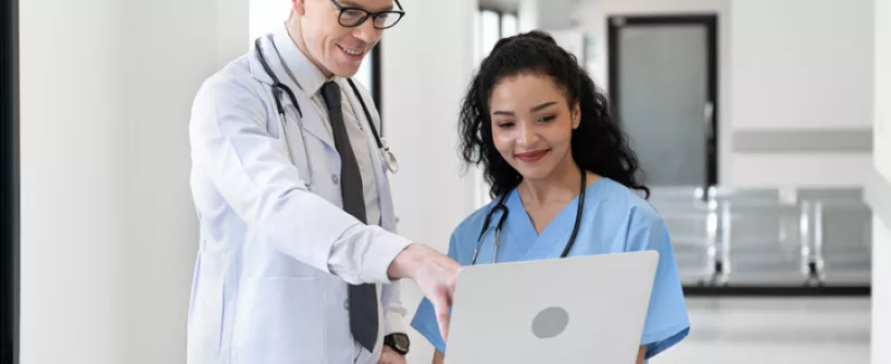 Da formação à aposentadoria: investimentos para cada fase da carreira médica