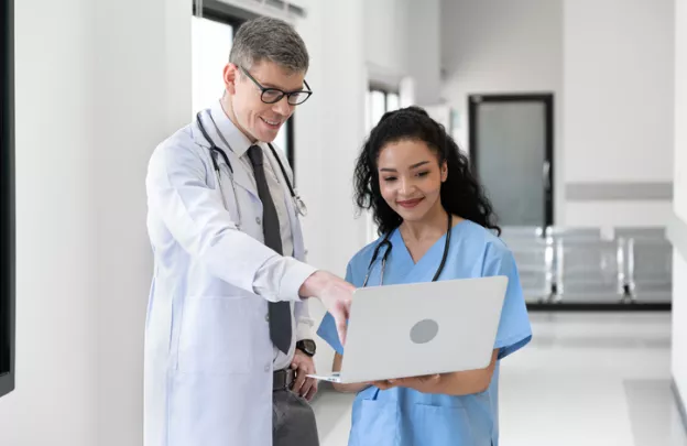 Da formação à aposentadoria: investimentos para cada fase da carreira médica